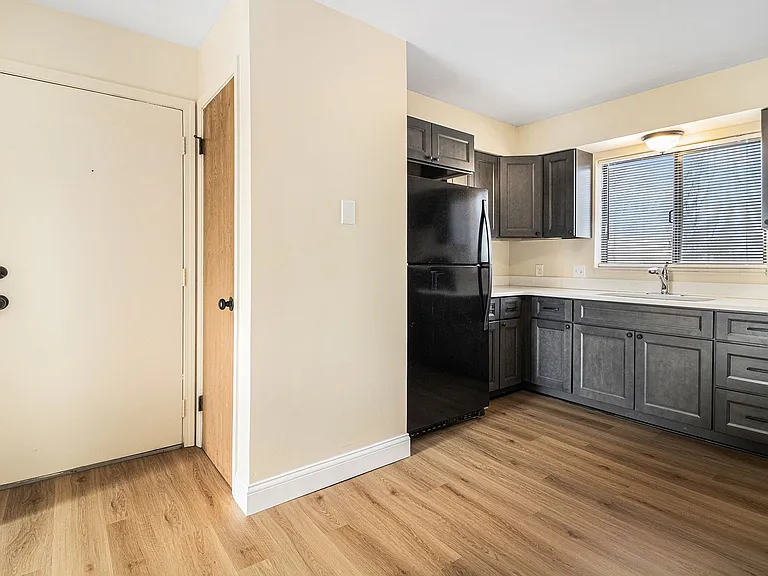 Maple Leaf Apartments — Photo 5