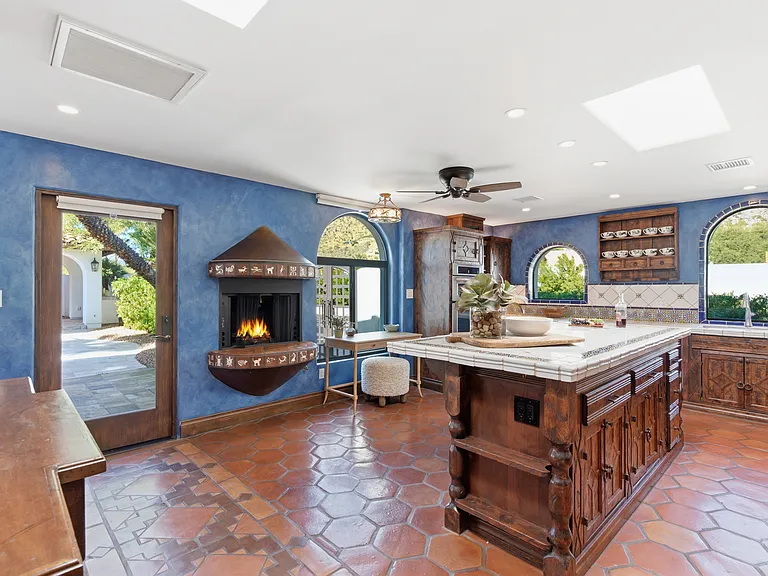 5828 E Cactus Wren Rd — Photo 3