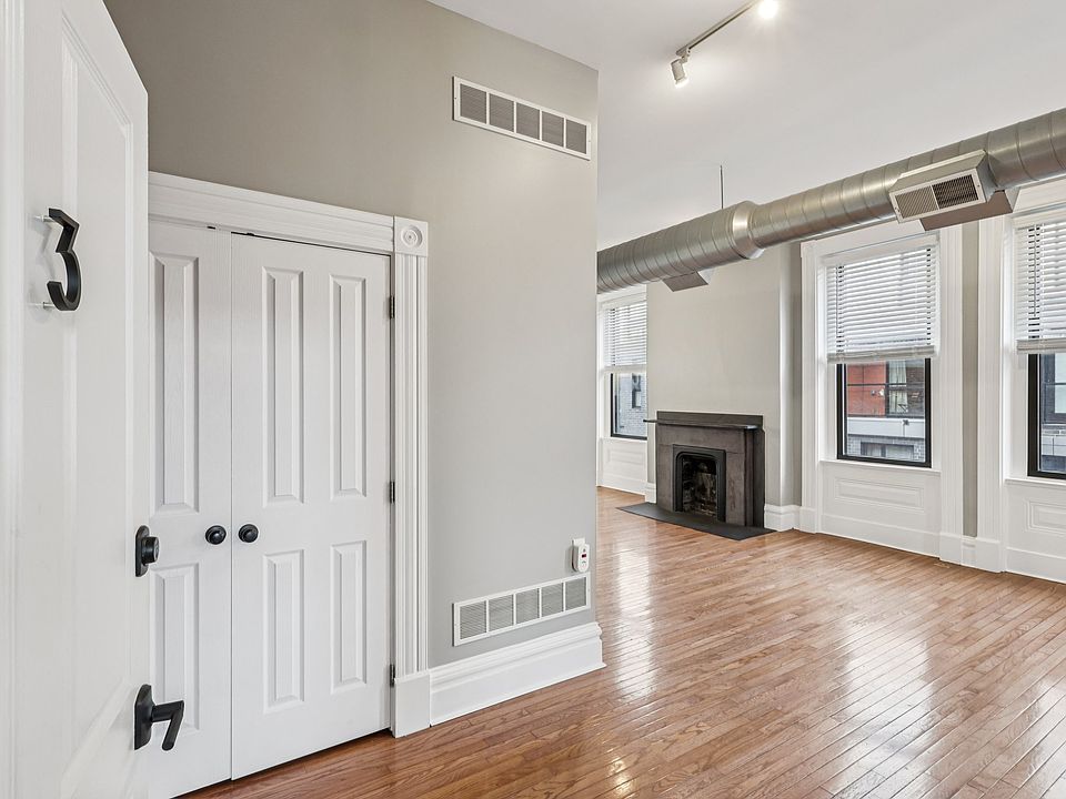 Welcome to 3801 Butler Street, Apartment #3. This spacious apartment offers plenty of natural light and updated amenities.