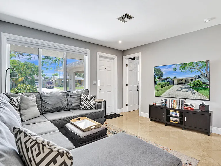 1041 SW 32nd St — Photo 5