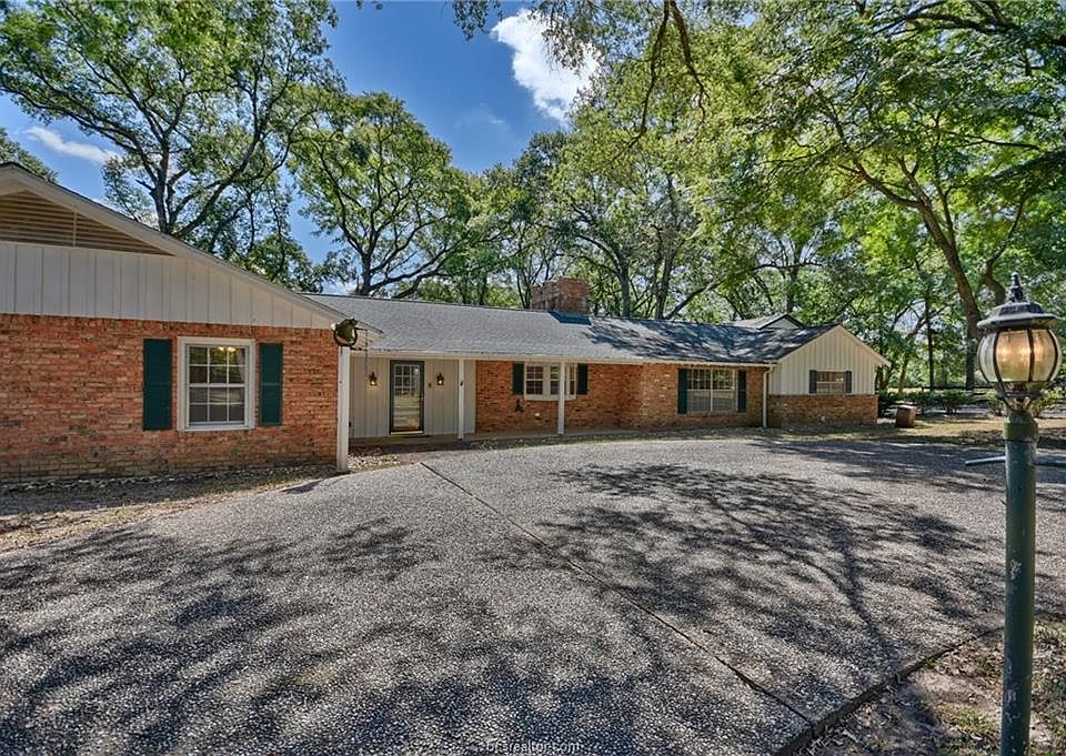 1st image of 1400 New Years Creek Ln