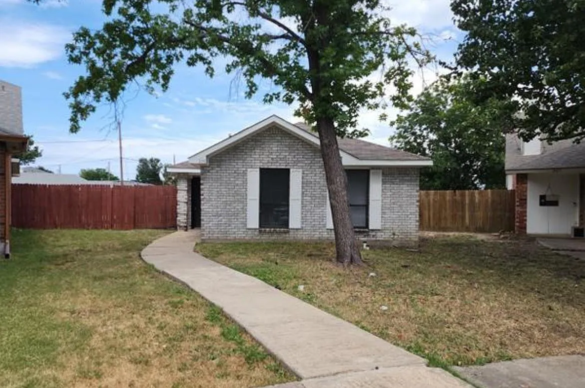 3 bed, 2.0 bath, 1307 sqft, $2,000 — Photo 1