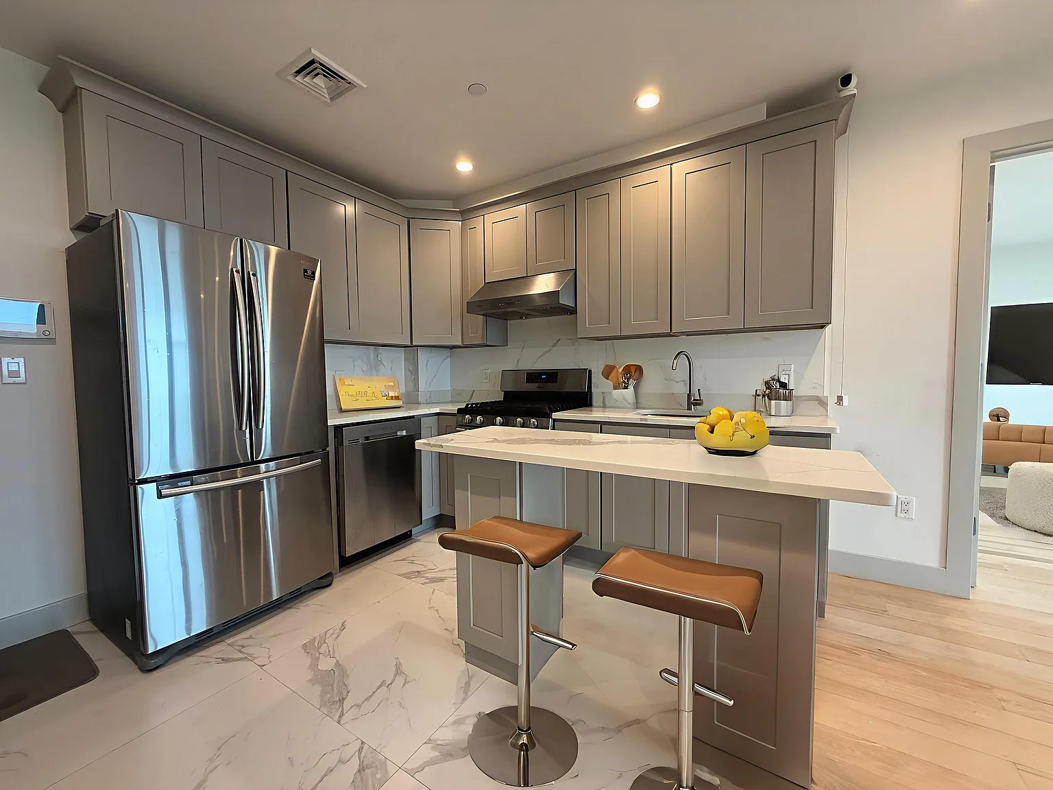 2 bed, 734 sqft, $3,800 — Photo 1