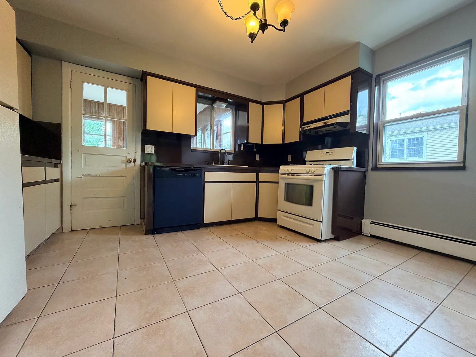 3 bed, 2200 sqft, $3,400 — Photo 3