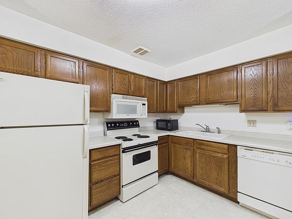4th image of 1000 41st Ave NE APT 211