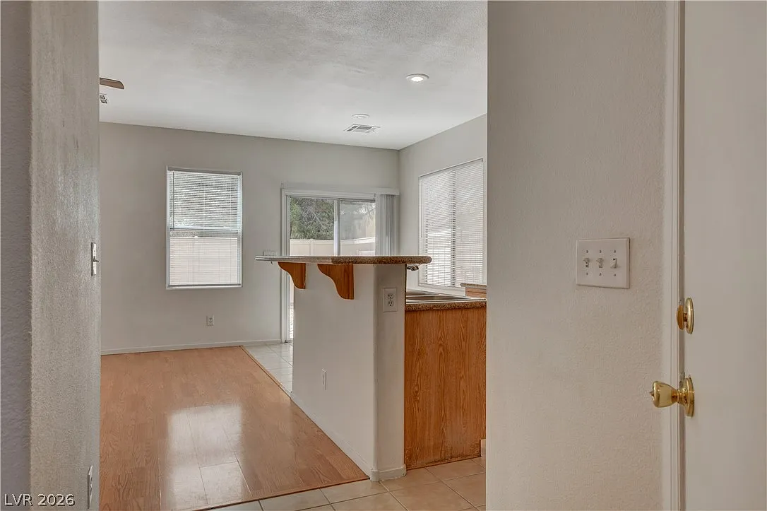 2 bed, 2.5 bath, 1196 sqft, $1,900 — Photo 2