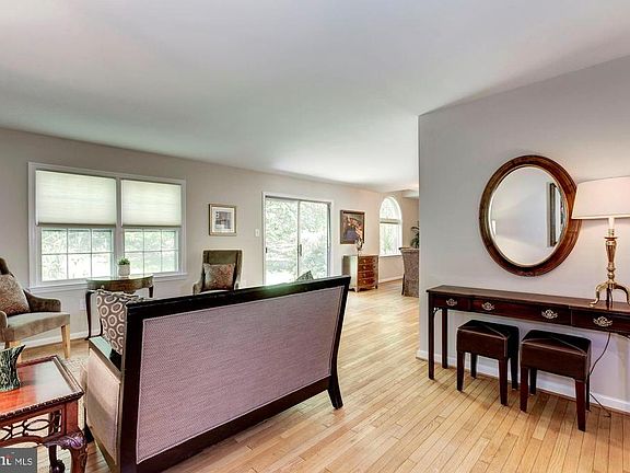 3rd image of 1504 Aintree Dr