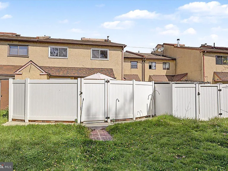 2282 Suzann Dr — Photo 32