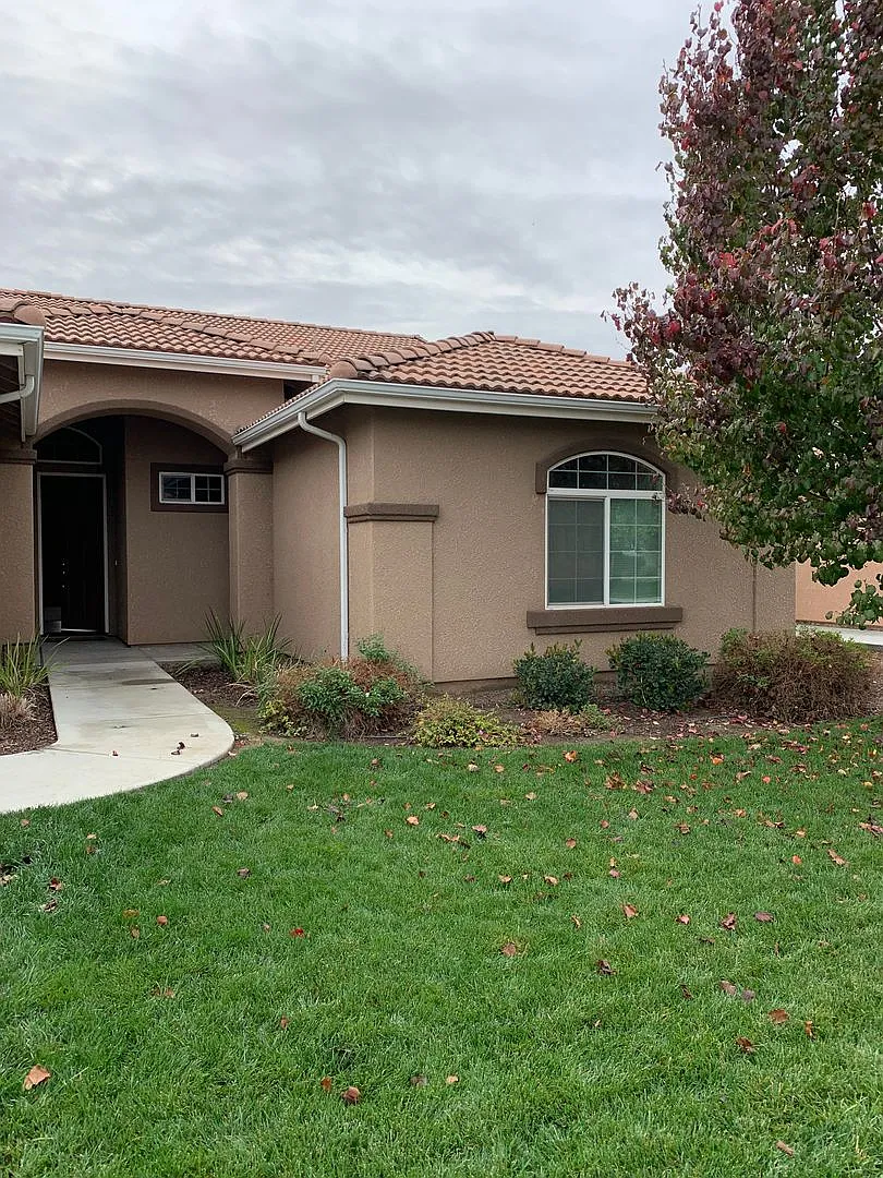4 Bedroom 2 Bath — Photo 2
