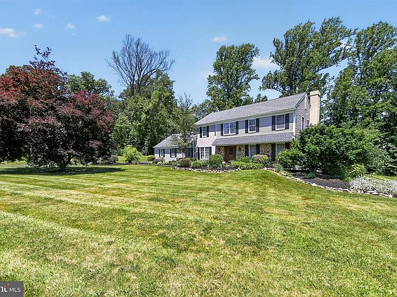 3rd image of 207 Whitestone Dr