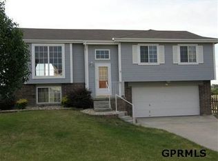 916 Gateway Rd, Elkhorn, NE 68022