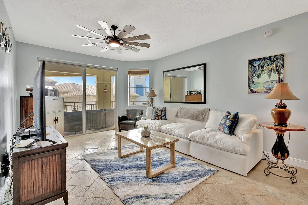 Building Photo - 975 NW Flagler Ave #407