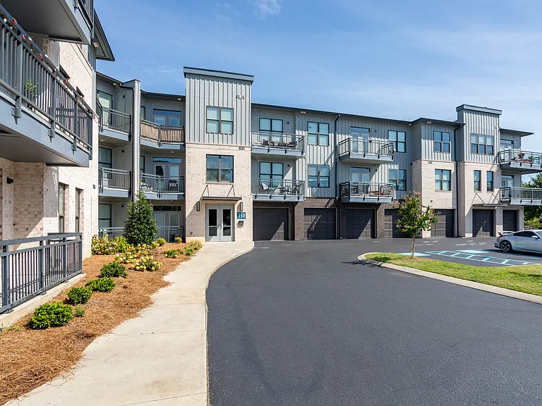 One Riverside Apartments — Photo 19