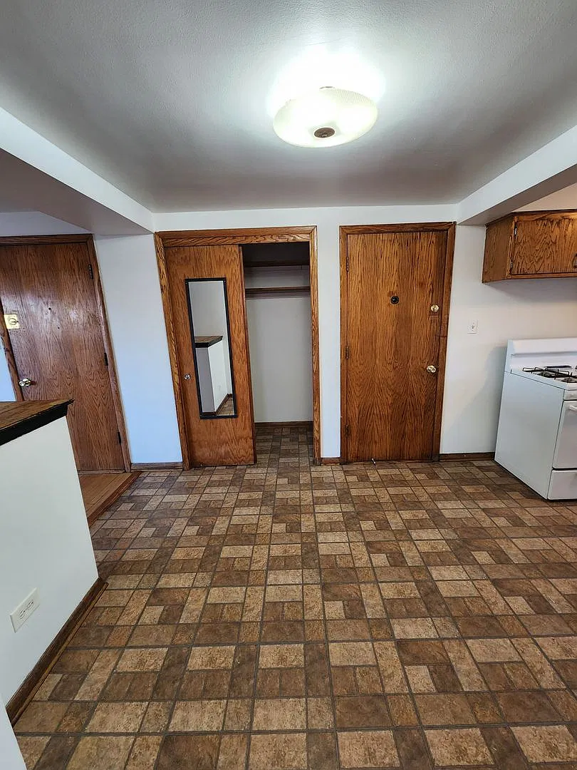 J.E.R & Associates 2420 — Photo 4