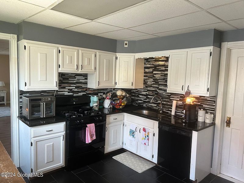 3rd image of 26 Parkwood Avenue