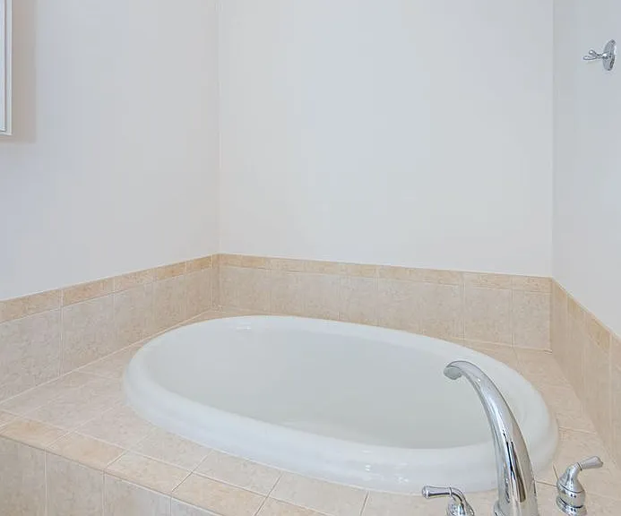 2624 Tottenham Dr — Photo 11