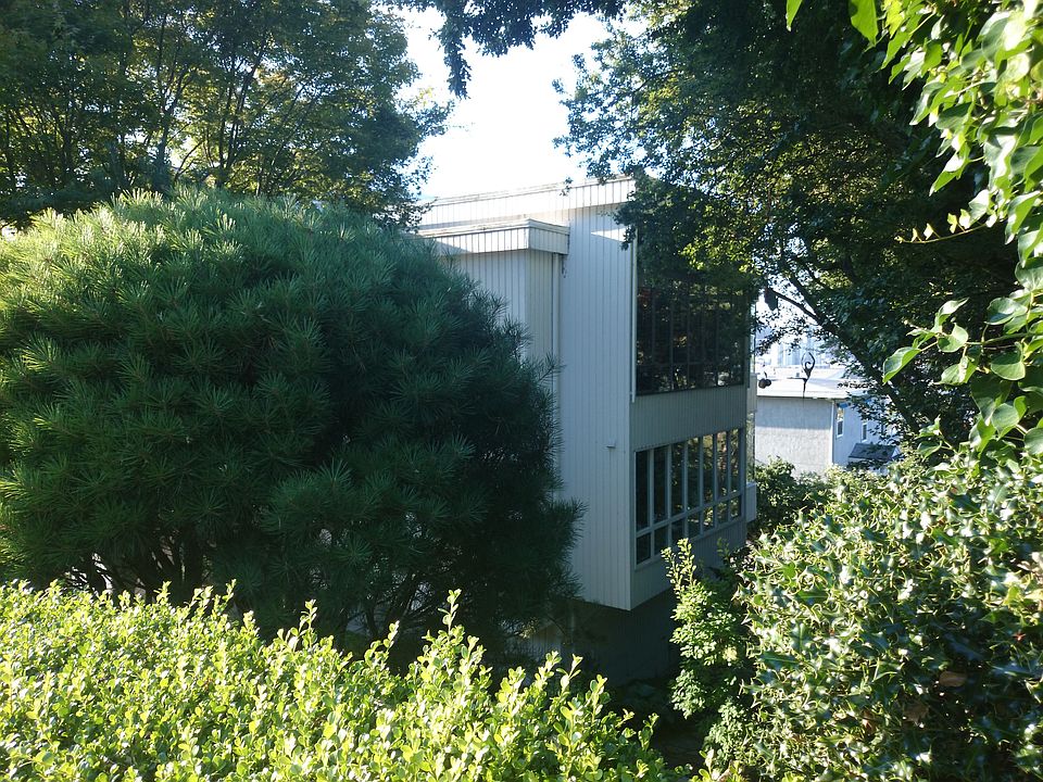 2nd image of 1020 Nob Hill Ave N
