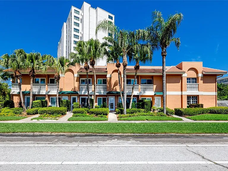920 N Shore Dr NE — Photo 1
