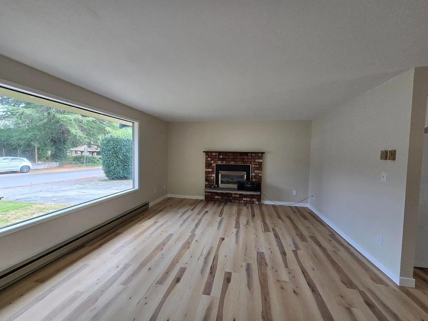 2 Bedroom, 2 Bathroom House in Burlington! — Photo 2
