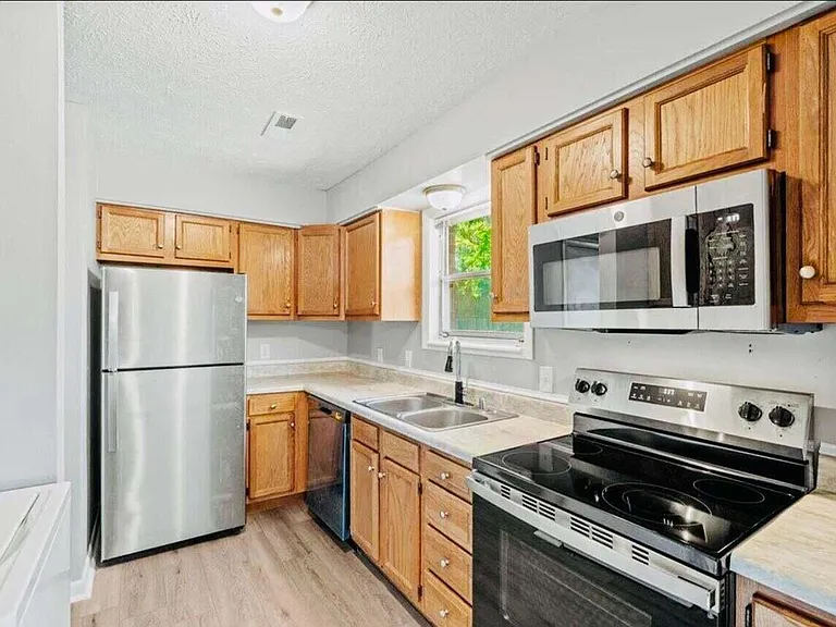 3500 Warwick Dr #27 — Photo 6