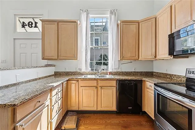 194 Walnut St — Photo 4