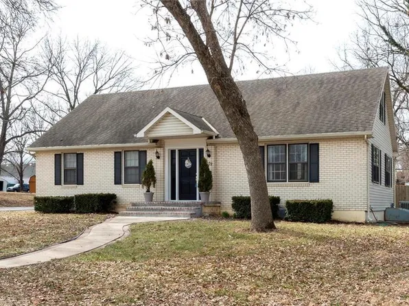 102 N Main St, Tonganoxie, KS 66086