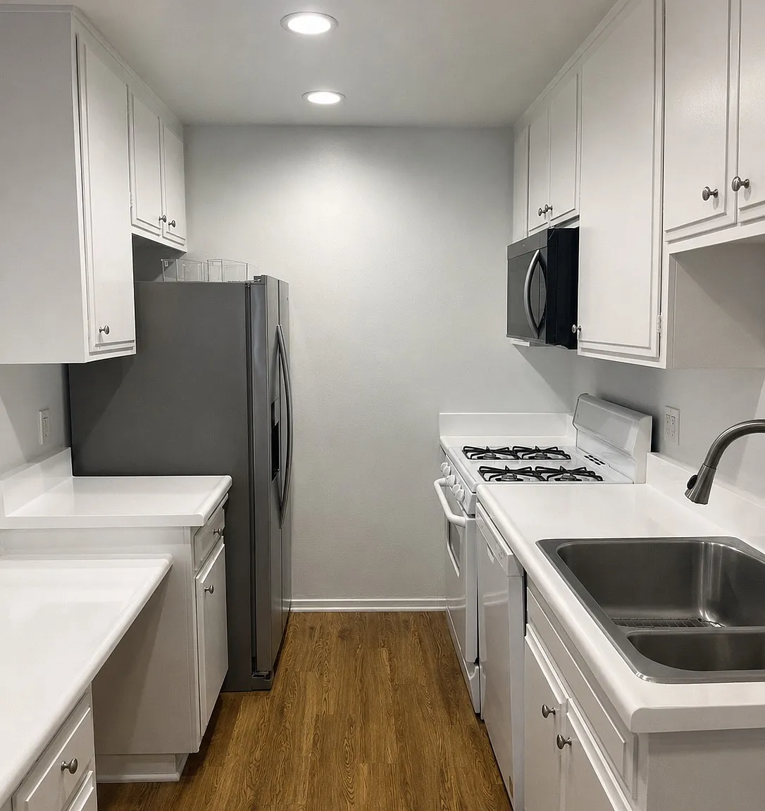 Sunset House Apartments — Photo 2