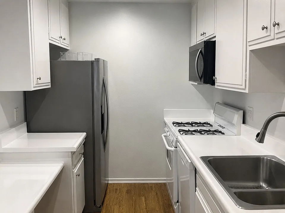 Sunset House Apartments