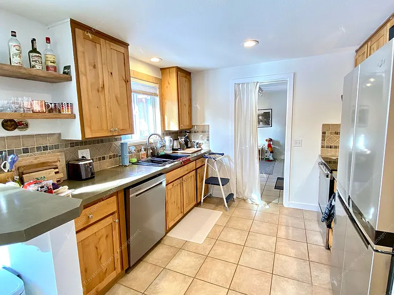 1213 NE Hollinshead Dr — Photo 6