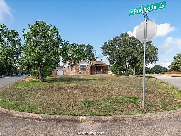 3rd image of 303 Borderbrook Dr