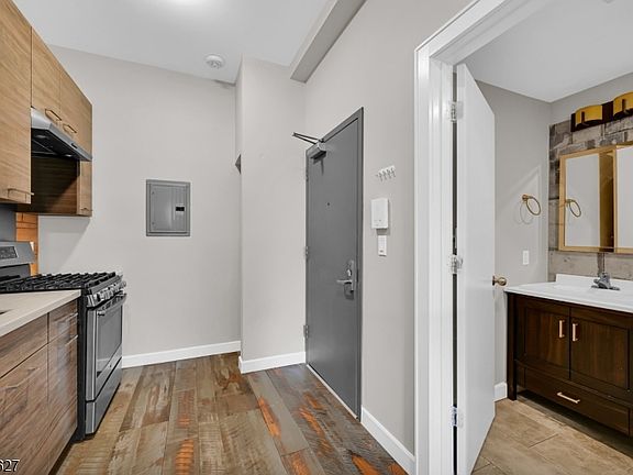 4th image of 180 Spring St
