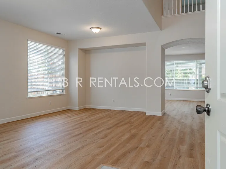 483 Summer Ln — Photo 4