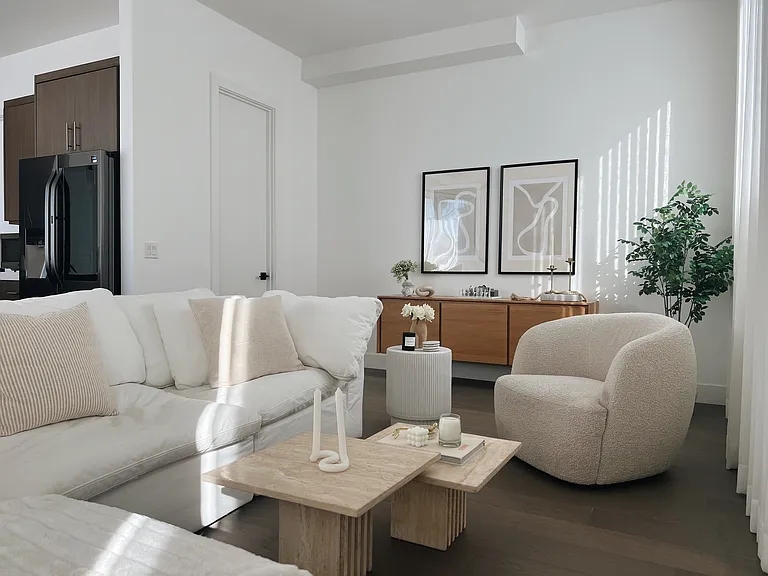 3226 W Robinson Ln — Photo 2