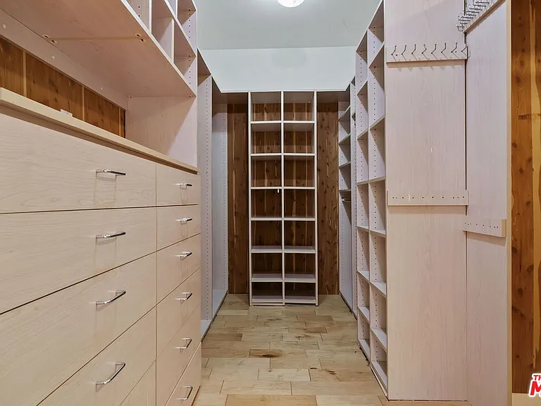 1478 Sunset Plaza Dr — Photo 17
