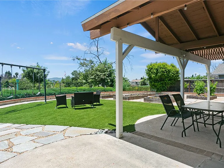 24282 Sunnybrook Cir — Photo 25