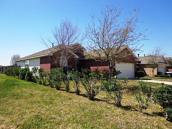 Side yard, beautiful blooming bushes and no side neighbors