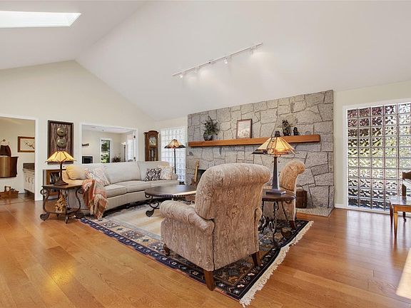 5th image of 2221 Tarn Pl