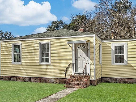 4th image of 2704 E Surrey Dr