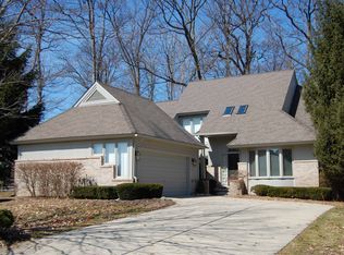 38304 Golfview Dr, Farmington Hills, MI 48331