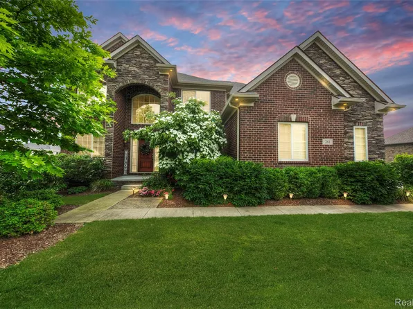 261 Willow Lake Dr, Oxford, MI 48371