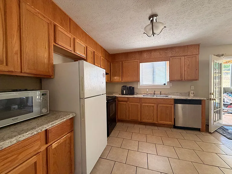 102-104 Welch Pl — Photo 7