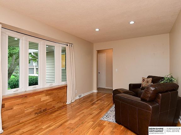 5th image of 12311 Seward St