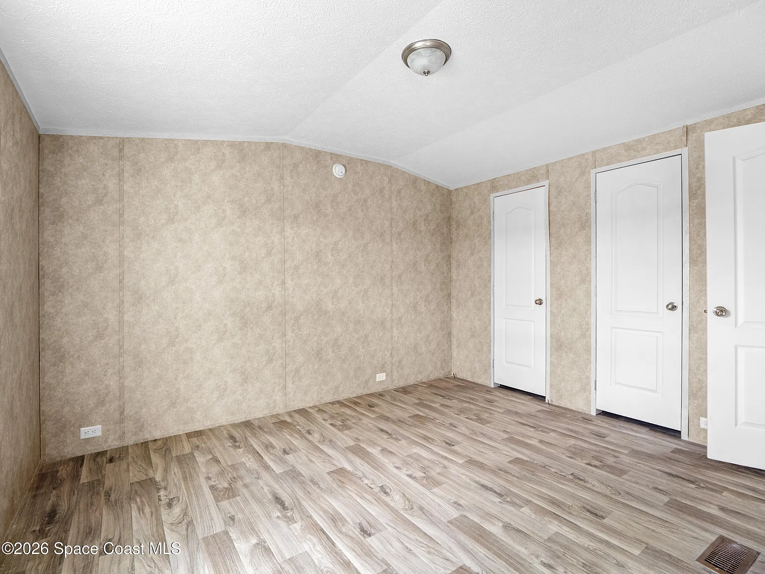 3 bed, 2.0 bath, 1000 sqft, $2,273 — Photo 2