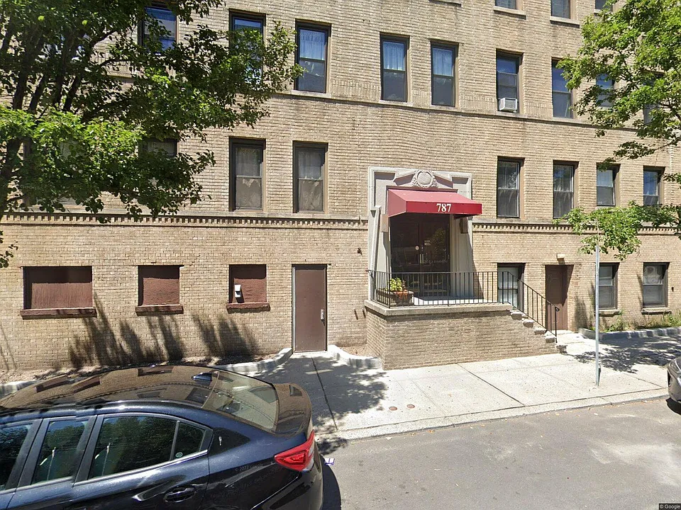 787 Summit Ave #11
