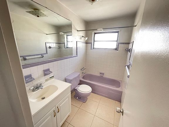 Open bath with great lighting