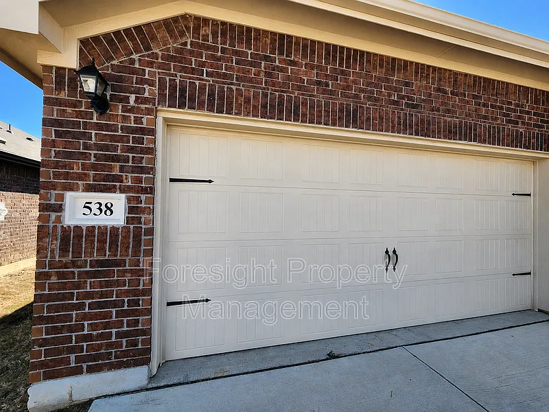 3 bed, 2.0 bath, 1613 sqft, $2,195 — Photo 2