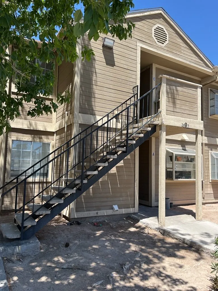 2 bed, 1.0 bath, 778 sqft, $975 — Photo 2