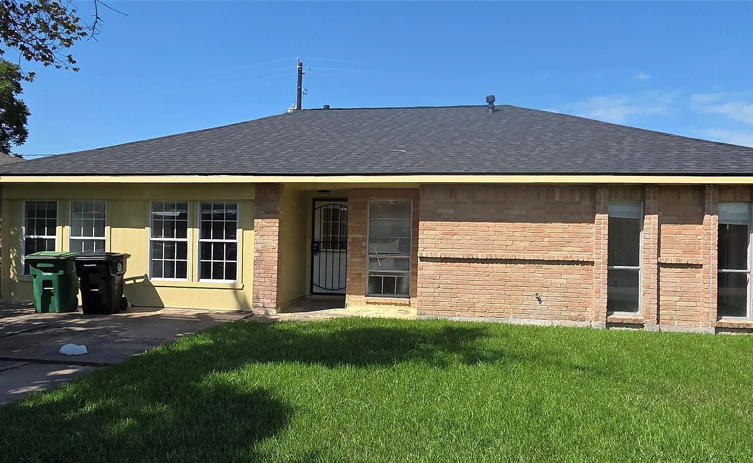 3 bed, 1.5 bath, 1043 sqft, $1,800 — Photo 1