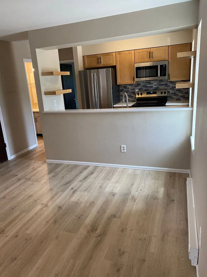 Available for 2027-2028 Fall Pre-Leasing: Sunny 3 Bedroom Townhome — Photo 4
