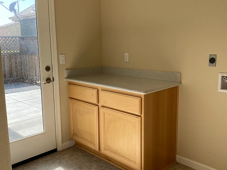 639 Livingston Ave — Photo 15